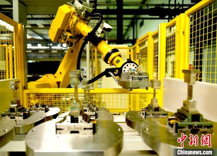 产线机器人放置完工叶片。　刘岗 摄